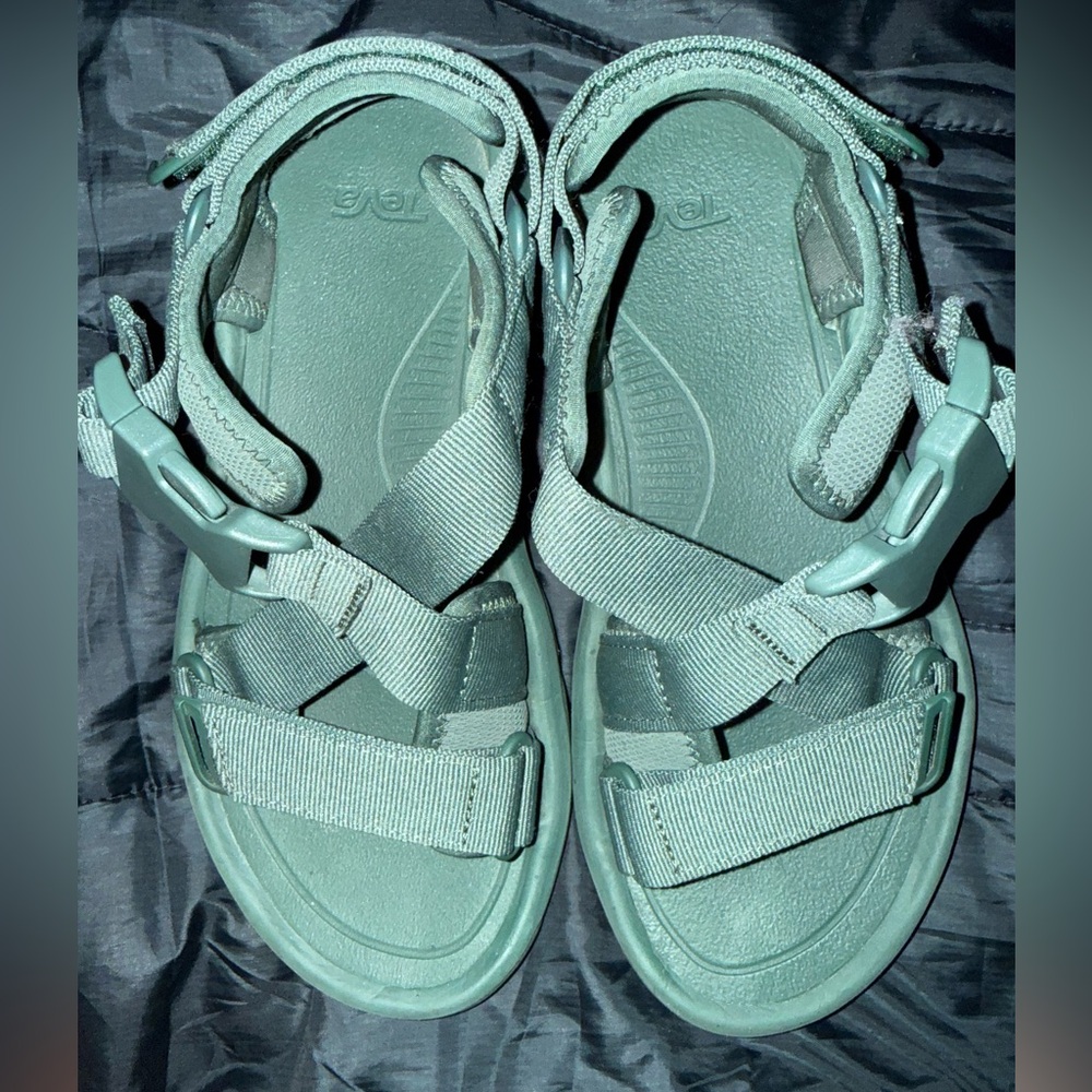 Teva Women’s Verge Hurricane Sandals in Pine Needle. Women size 9 Men size 8